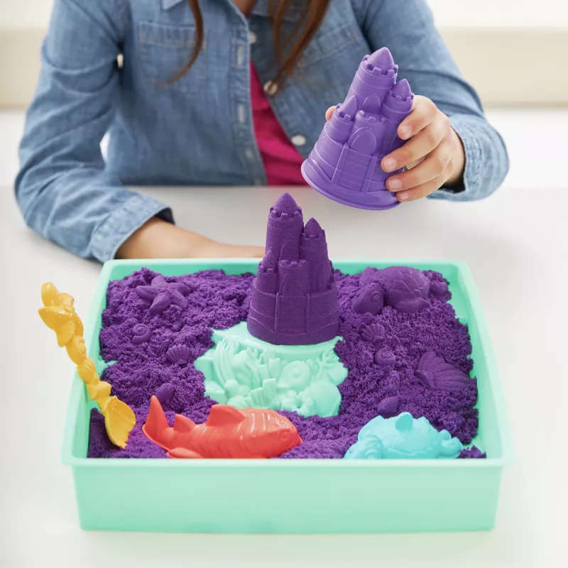 Kinetic Sand, Sandbox Set, Kreative Ostergeschenke, Enthält 453 g lila formbaren Spielsand, 4 Werkzeuge & Formen, Aufbewahrung, sensorisches Spielzeug für Kinder ab 3 Jahren