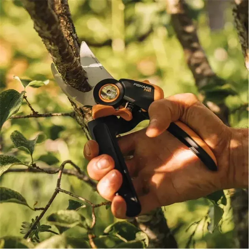 Astschere Fiskars X-Series L P961 — Bypass, Stahlklinge, 2,6 cm Schnittleistung, 222 mm Länge