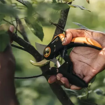 Gartenschere Fiskars Plus PowerLever P721 — Bypass-Schere für Äste und Stängel