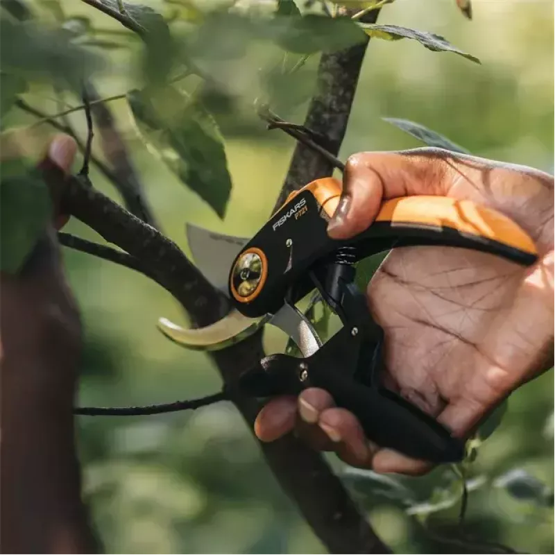 Gartenschere Fiskars Plus PowerLever P721 — Bypass-Schere für Äste und Stängel