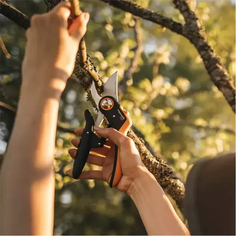 Gartenschere Fiskars Plus PowerLever P721 — Bypass-Schere für Äste und Stängel