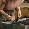 Gartenkelle Fiskars F1057641 — Handkelle, schwarz und braun