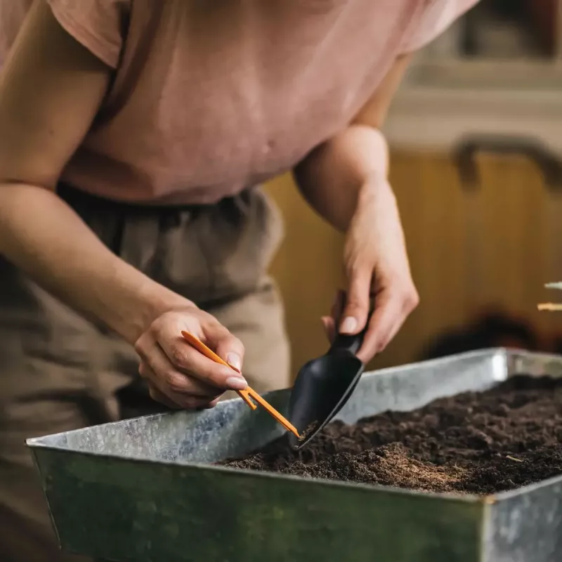 Gartenkelle Fiskars F1057641 — Handkelle, schwarz und braun