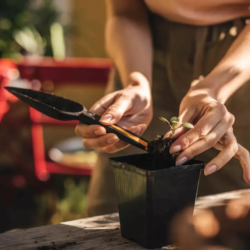Gartenkelle Fiskars F1057641 — Handkelle, schwarz und braun