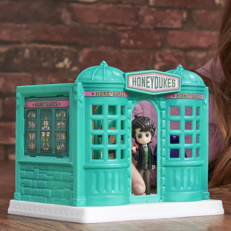 Wizarding World Harry Potter, Magical Minis Honeydukes Süßwarenladen mit 2 exklusiven Figuren und 5 Zubehörteilen, Kinderspielzeug ab 6 Jahren
