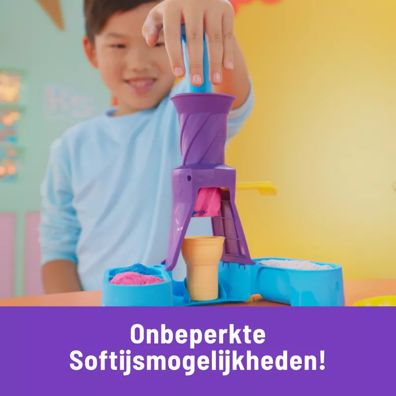 Kinetic Sand, Soft Serve Station, Easter Basket Stuffers, enthält 14oz formbaren Spielsand (3 Farben), 2 Eiswaffeln & 2 Werkzeuge