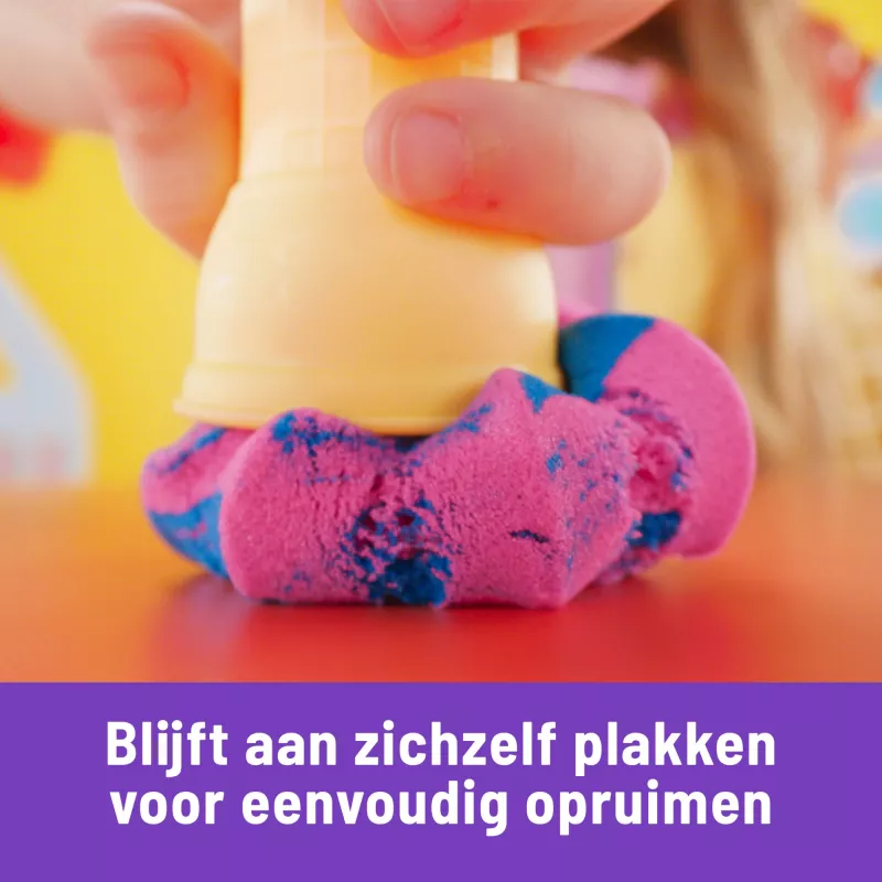 Kinetic Sand, Soft Serve Station, Easter Basket Stuffers, enthält 14oz formbaren Spielsand (3 Farben), 2 Eiswaffeln & 2 Werkzeuge