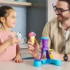 Kinetic Sand, Soft Serve Station, Easter Basket Stuffers, enthält 14oz formbaren Spielsand (3 Farben), 2 Eiswaffeln & 2 Werkzeuge
