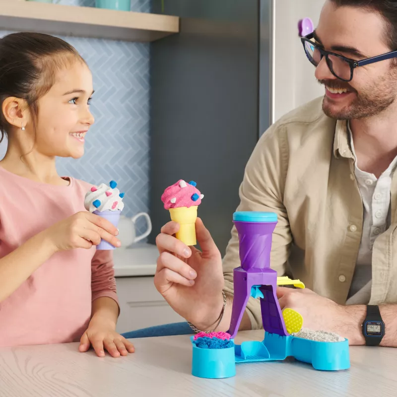 Kinetic Sand, Soft Serve Station, Easter Basket Stuffers, enthält 14oz formbaren Spielsand (3 Farben), 2 Eiswaffeln & 2 Werkzeuge