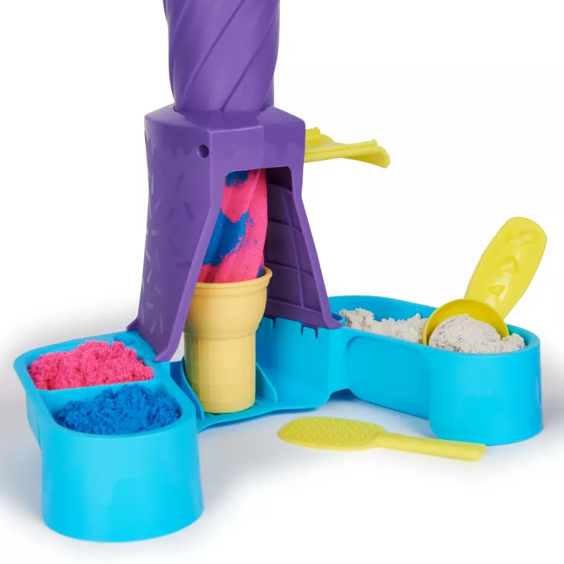 Kinetic Sand, Soft Serve Station, Easter Basket Stuffers, enthält 14oz formbaren Spielsand (3 Farben), 2 Eiswaffeln & 2 Werkzeuge