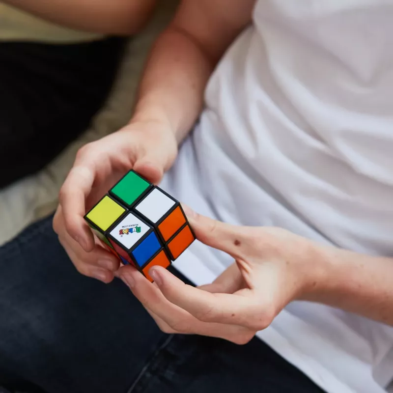 Rubik’s Mini 2x2, 2x2 klassisches Farbabstimmungs-Puzzle, Taschenformat, kniffliges Spielzeug, Verpackung kann variieren