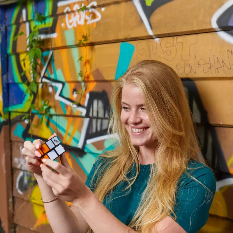 Rubik’s Mini 2x2, 2x2 klassisches Farbabstimmungs-Puzzle, Taschenformat, kniffliges Spielzeug, Verpackung kann variieren