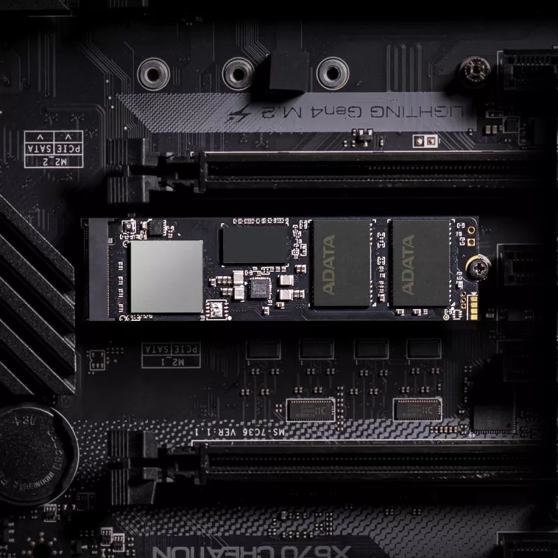 SSD M.2 512 GB ADATA XPG GAMMIX S70 BLADE — PCIe 4.0 NVMe, Lesen 7400 MB/s, Schreiben 2600 MB/s