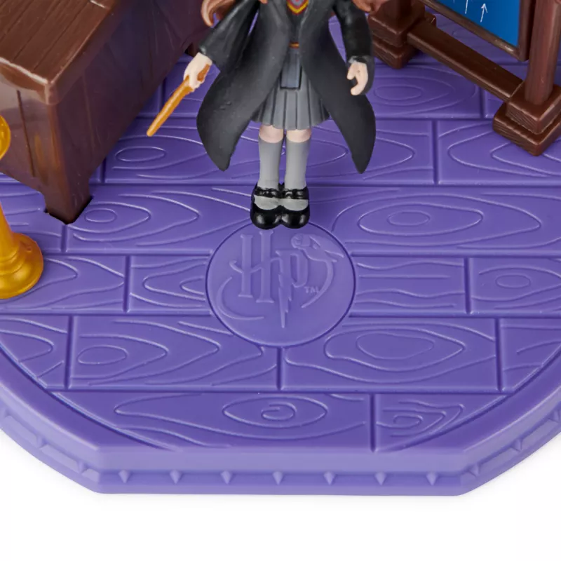 Wizarding World Harry Potter, Magical Minis Zauberkunst-Klassenzimmer mit exklusiver Hermine-Granger-Figur und Zubehör, Kinderspielzeug ab 5 Jahren