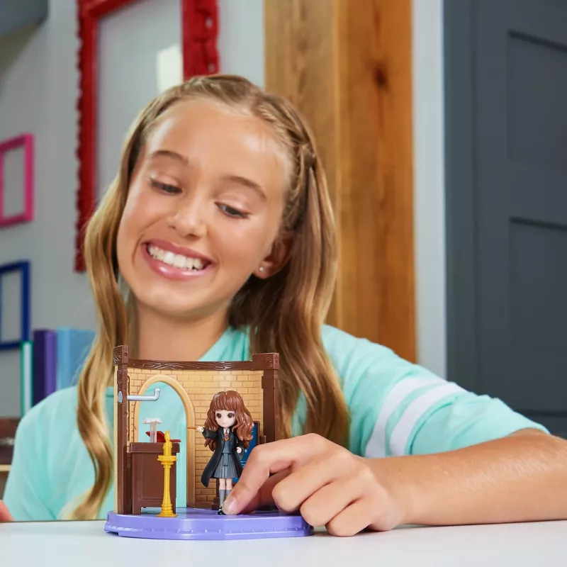 Wizarding World Harry Potter, Magical Minis Zauberkunst-Klassenzimmer mit exklusiver Hermine-Granger-Figur und Zubehör, Kinderspielzeug ab 5 Jahren