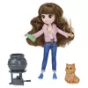 Wizarding World Harry Potter, 8-Zoll Brilliant Hermine Granger Puppen-Geschenkset mit 5 Zubehörteilen und 2 Outfits, Spielzeug für Kinder ab 6 Jahren