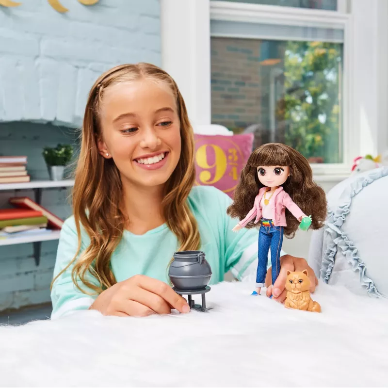 Wizarding World Harry Potter, 8-Zoll Brilliant Hermine Granger Puppen-Geschenkset mit 5 Zubehörteilen und 2 Outfits, Spielzeug für Kinder ab 6 Jahren