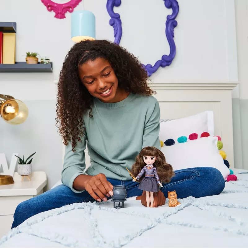 Wizarding World Harry Potter, 8-Zoll Brilliant Hermine Granger Puppen-Geschenkset mit 5 Zubehörteilen und 2 Outfits, Spielzeug für Kinder ab 6 Jahren