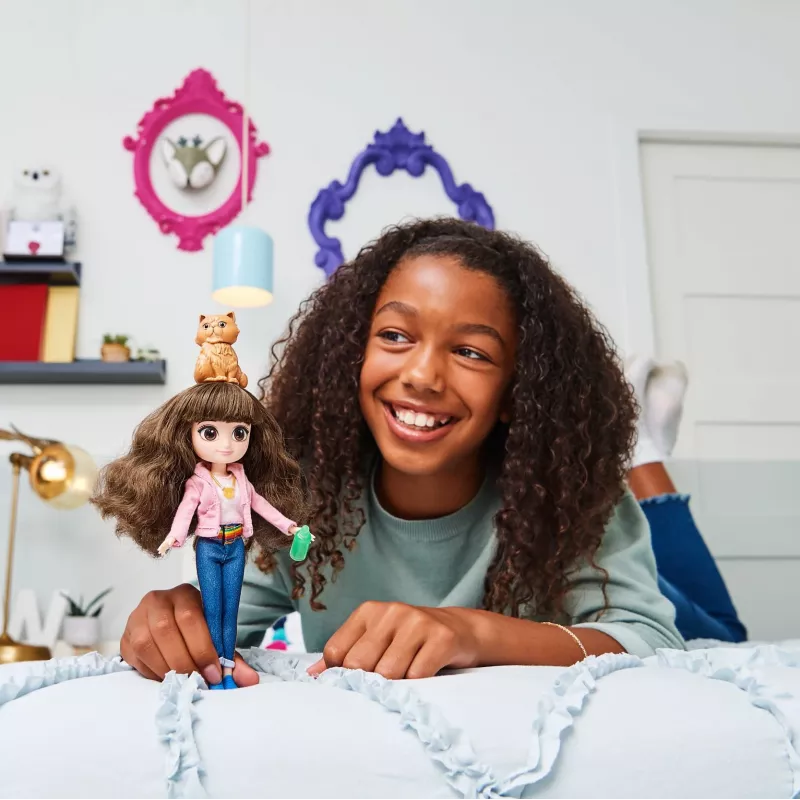 Wizarding World Harry Potter, 8-Zoll Brilliant Hermine Granger Puppen-Geschenkset mit 5 Zubehörteilen und 2 Outfits, Spielzeug für Kinder ab 6 Jahren