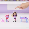 Gabbys Puppenhaus, Kunstatelier-Set mit 2 Spielfiguren, 2 Zubehörteilen, Lieferung und Möbelstück, Kinderspielzeug für Kinder ab 3 Jahren