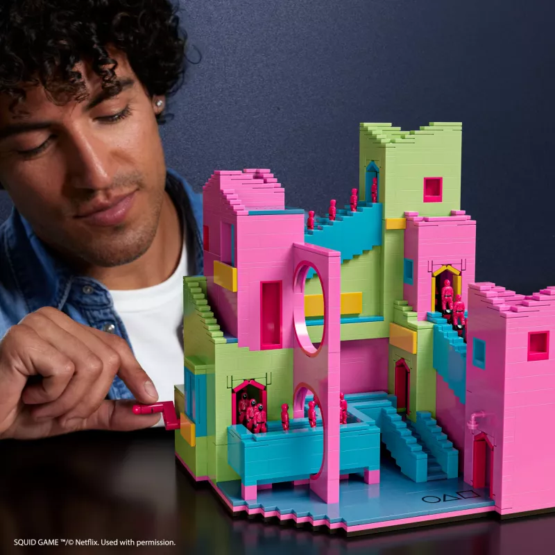 Mattel MEGA Squid Game Treppenbau-Spielzeugset mit Actionfigur (1707 Teile) für Sammler
