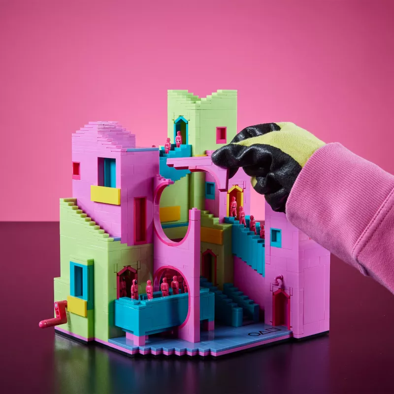 Mattel MEGA Squid Game Treppenbau-Spielzeugset mit Actionfigur (1707 Teile) für Sammler