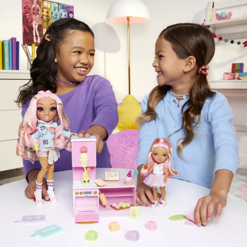 Rainbow High Little Dessert Shop mit Kandy Playset, Modepuppe, weiblich, 4 Jahre, 140 mm, mehrfarbig