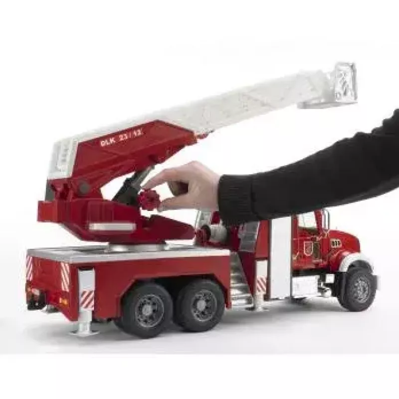 Feuerwehr BRUDER MACK Granite mit Wasserpumpe