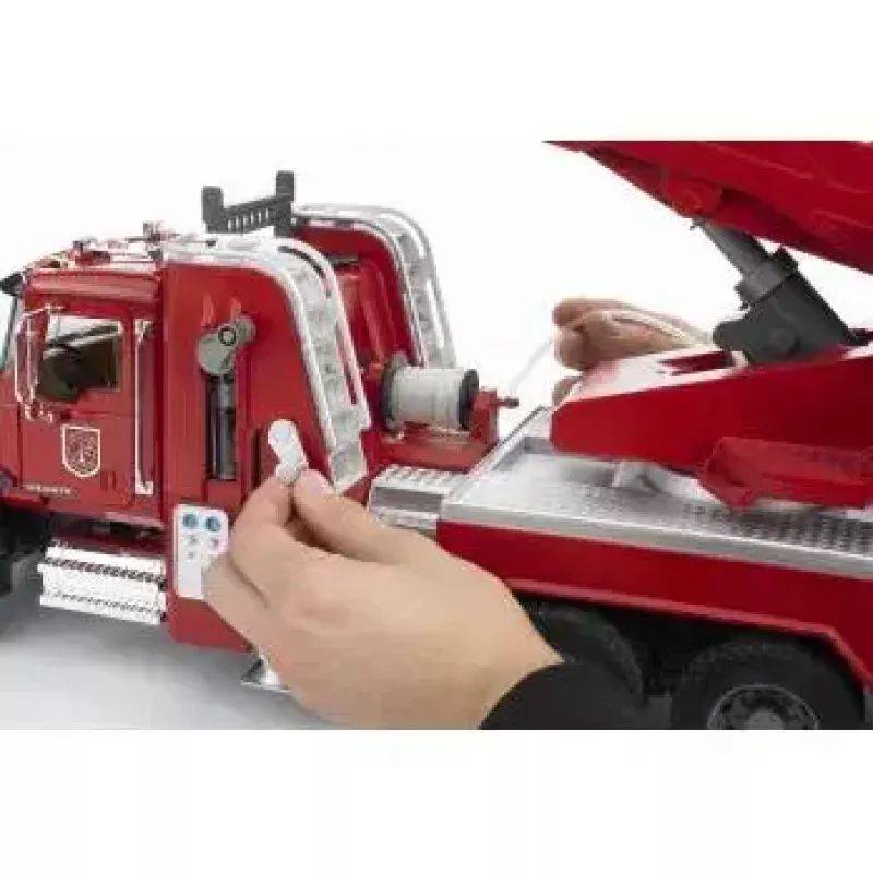 Feuerwehr BRUDER MACK Granite mit Wasserpumpe