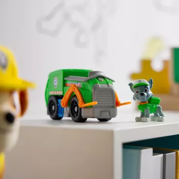 PAW Patrol, Rockys Recycling-LKW, Spielzeugauto mit sammelbarer Actionfigur, nachhaltiges Spielzeug für Jungen und Mädchen ab 3 Jahren