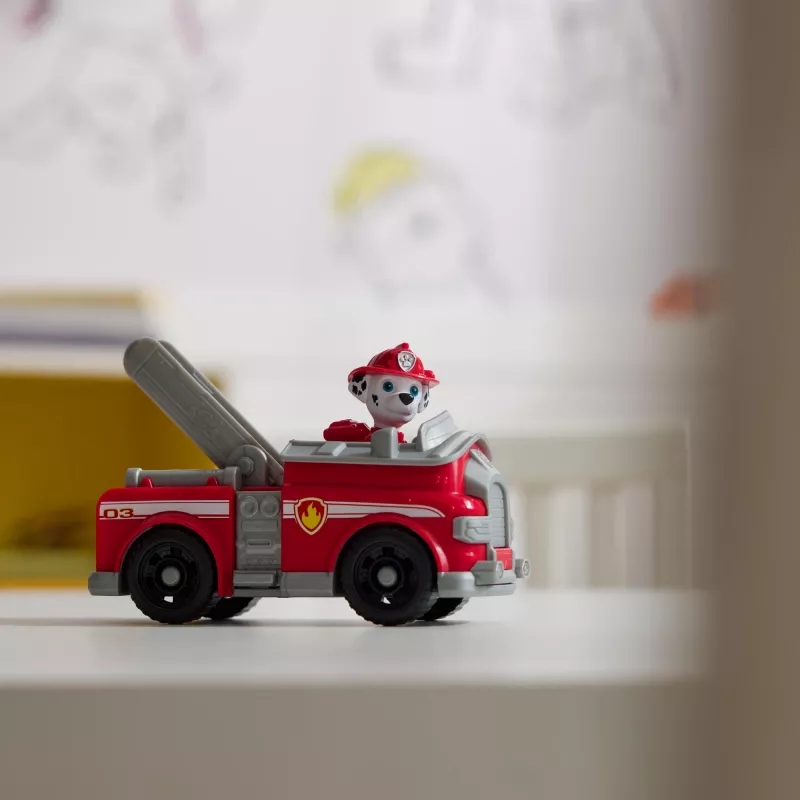 PAW Patrol, Marshalls Feuerwehrauto, Spielfahrzeug mit sammelbarer Actionfigur, nachhaltig hergestelltes Kinderspielzeug für Jungen und Mädchen ab 3 Jahren