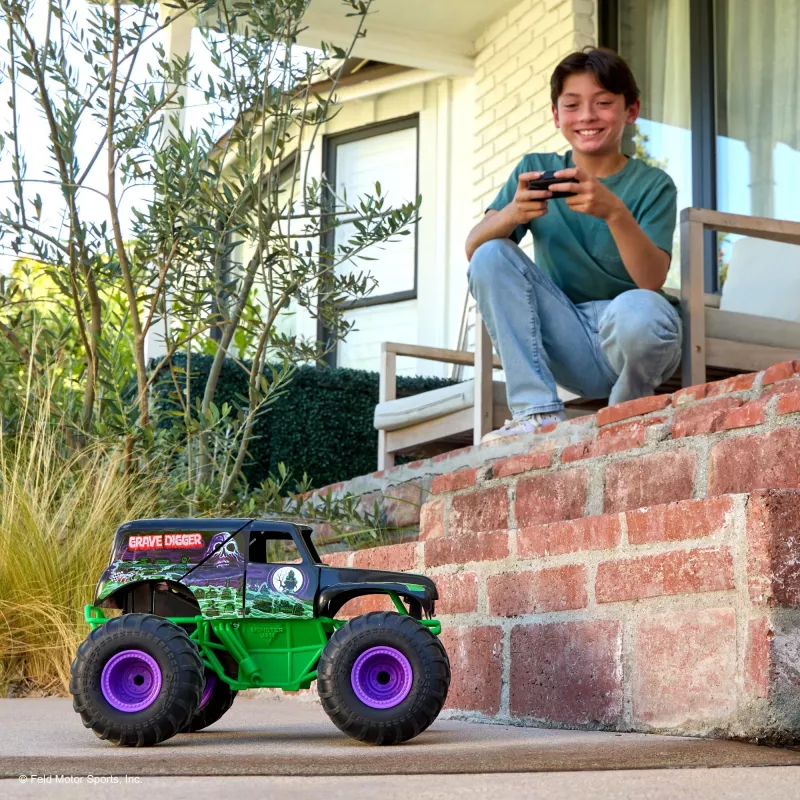 Monster Jam, offizielles Smash & Bash Grave Digger ferngesteuertes Indoor- & Outdoor-Fahrzeug, reparierbarer Monstertruck im Maßstab 1:15, Spielzeug für Jungen und Mädchen ab 4 Jahren