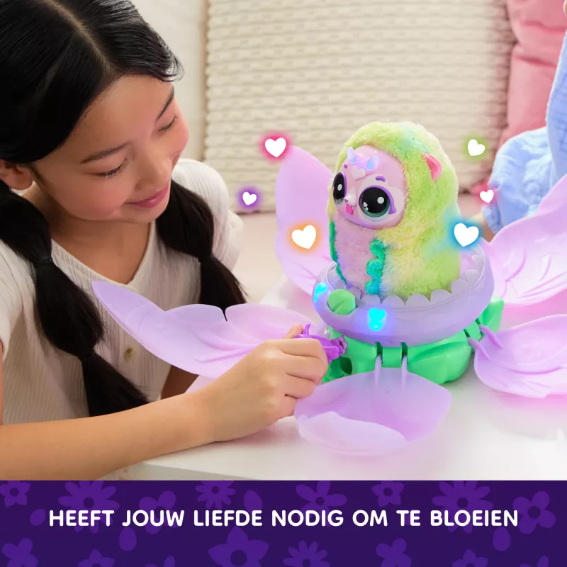Hatchimals Bloomables by , Kittyfly Überraschungsspielzeug, interaktives Plüschtier mit wiederholbarer doppelter Enthüllung, über 100 Geräusche und Reaktionen für Rollenspiele (Stile variieren), elektronische Haustiere für Kinder ab 5 Jahren