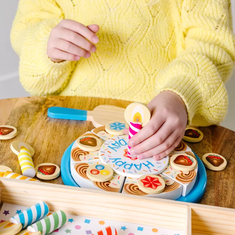 Melissa & Doug Geburtstagsparty-Kuchen – Holzspielzeug-Lebensmittel mit Mischanpassungs-Dekorationen und 7 Kerzen