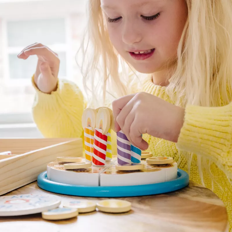 Melissa & Doug Geburtstagsparty-Kuchen – Holzspielzeug-Lebensmittel mit Mischanpassungs-Dekorationen und 7 Kerzen