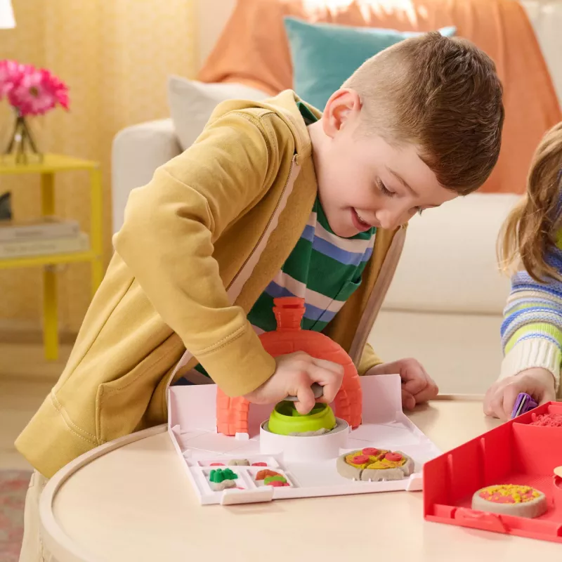 Kinetic Sand, SquishPizza Aufgehender Pizzaofen Spielset, Kreative Ostergeschenke, Enthält 1 lb formbaren Spielsand & 5 Werkzeuge, Spielzeuglebensmittel Kunsthandwerk Kinderspielzeug