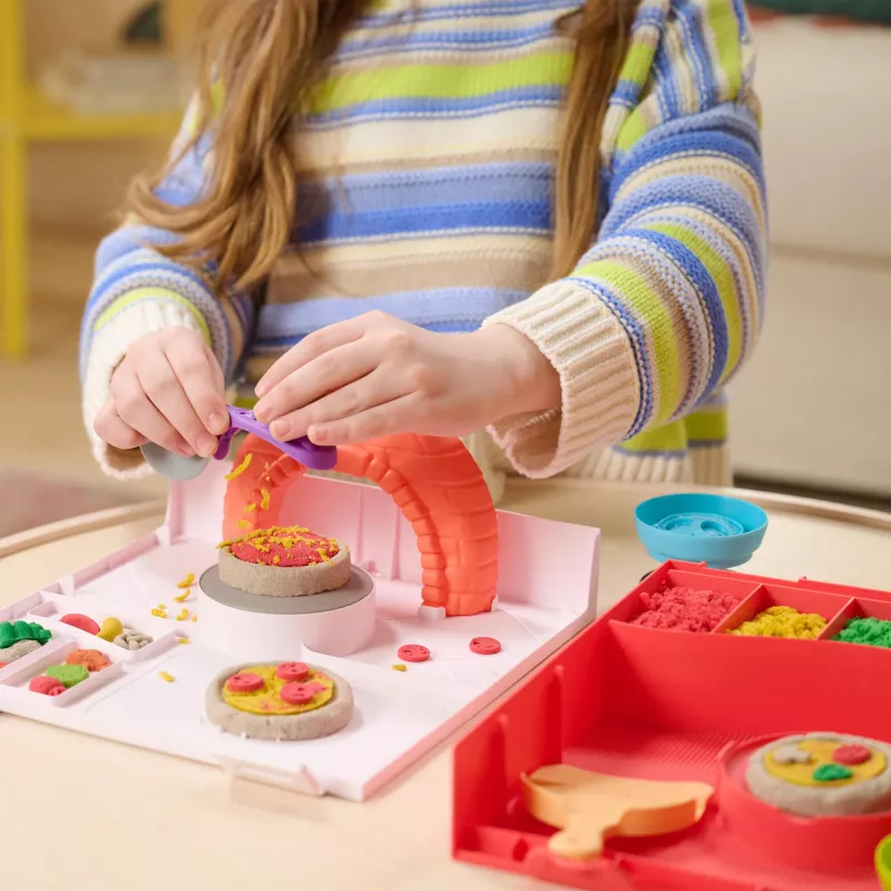 Kinetic Sand, SquishPizza Aufgehender Pizzaofen Spielset, Kreative Ostergeschenke, Enthält 1 lb formbaren Spielsand & 5 Werkzeuge, Spielzeuglebensmittel Kunsthandwerk Kinderspielzeug