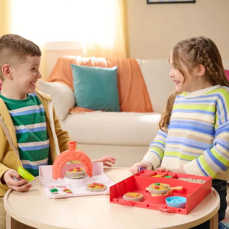 Kinetic Sand, SquishPizza Aufgehender Pizzaofen Spielset, Kreative Ostergeschenke, Enthält 1 lb formbaren Spielsand & 5 Werkzeuge, Spielzeuglebensmittel Kunsthandwerk Kinderspielzeug