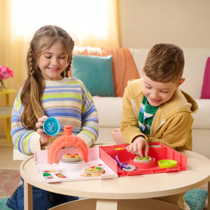 Kinetic Sand, SquishPizza Aufgehender Pizzaofen Spielset, Kreative Ostergeschenke, Enthält 1 lb formbaren Spielsand & 5 Werkzeuge, Spielzeuglebensmittel Kunsthandwerk Kinderspielzeug
