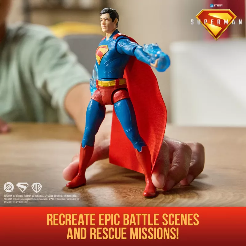 DC Comics, SUPERMAN Epic Strike Actionfigur, 15 cm groß, authentisches Film-Styling, enthält 2 Zubehörteile, Spielzeug für Jungen und Mädchen ab 4 Jahren
