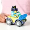 Moose Toys Bluey S9 Figur & Fahrzeug-Set Strand-Quad mit Bandit