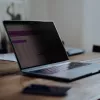 StarTech.com Blickschutzfolie für 15-Zoll MacBook Air 2023, abnehmbar und umkehrbar, blendfreier Blickschutzfilter, magnetischer Laptop-Displayschutz mit 51 % Blaulichtreduzierung