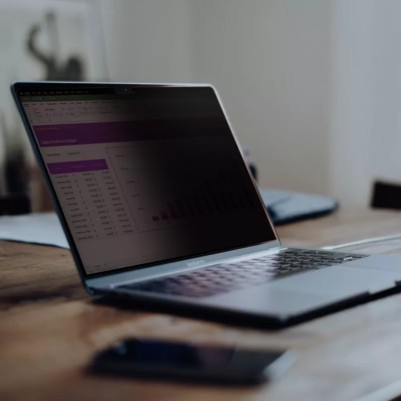 StarTech.com Blickschutzfolie für 15-Zoll MacBook Air 2023, abnehmbar und umkehrbar, blendfreier Blickschutzfilter, magnetischer Laptop-Displayschutz mit 51 % Blaulichtreduzierung