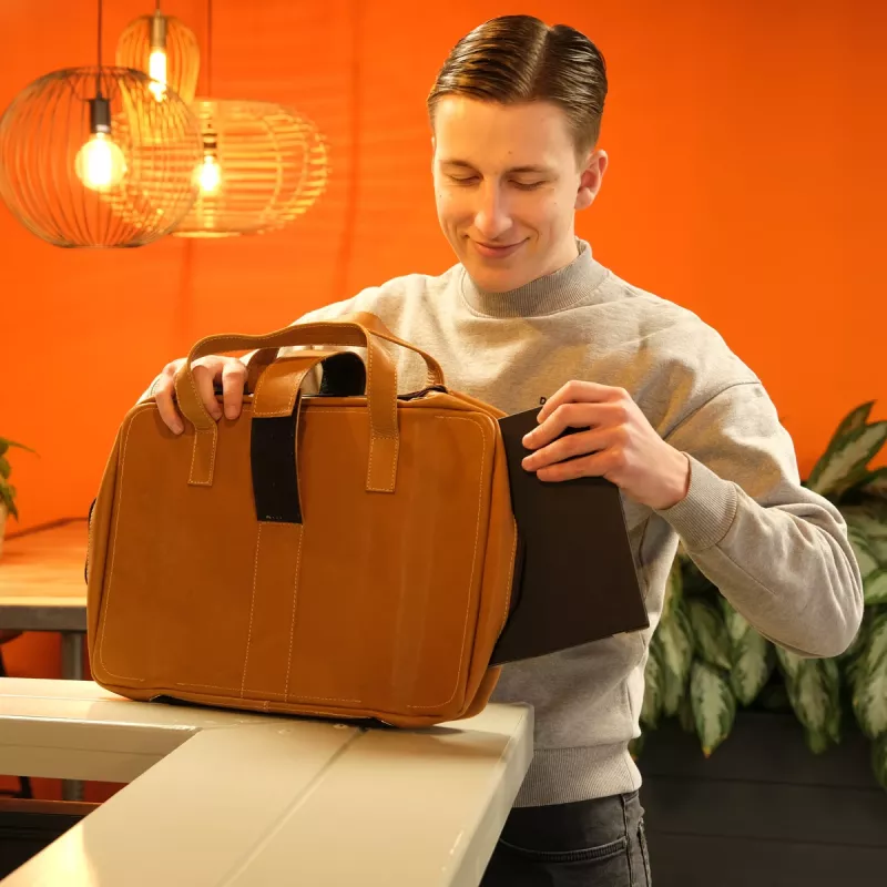 R-Go Tools Laptoptasche R-Go Viva, vollnarbiges Leder, mit integriertem Laptopständer, Schultergurt, 39,6 cm (15,6 Zoll), braun