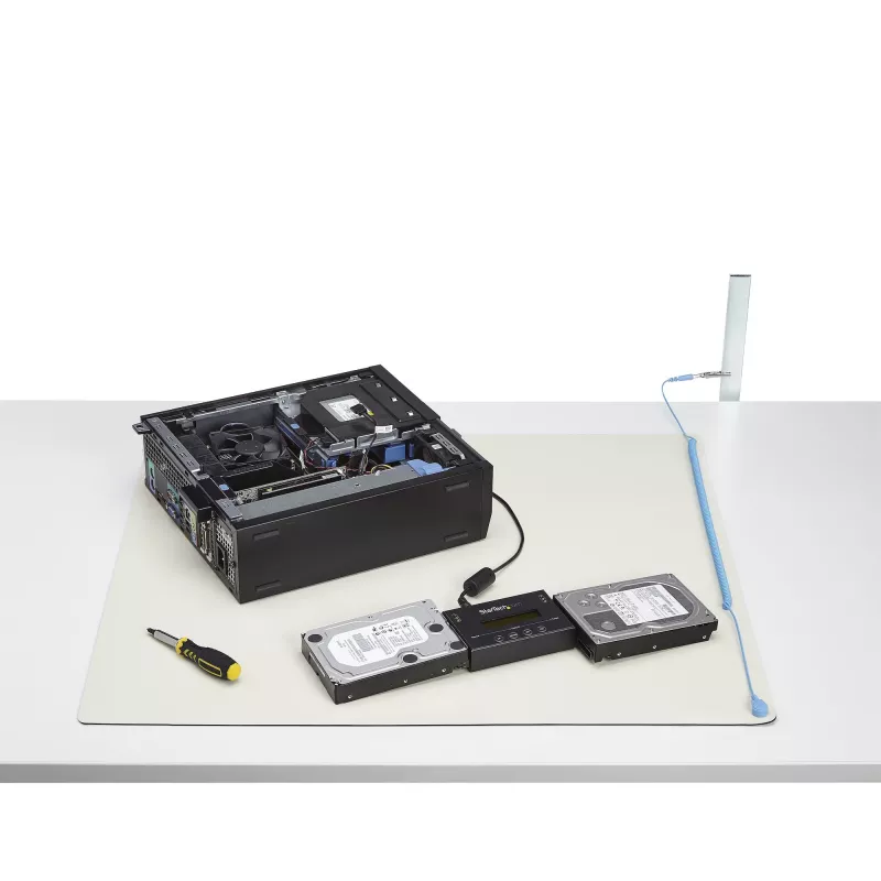 StarTech.com Antistatikmatte, ESD-Matte für Elektronikreparatur, antistatische Tisch-/Schreibtischmatte mit abnehmbarem Erdungskabel, ANSI/ESD S 4.1, flexible thermoplastische Arbeitsunterlage/Matte, 28x46cm (11x18 Zoll)
