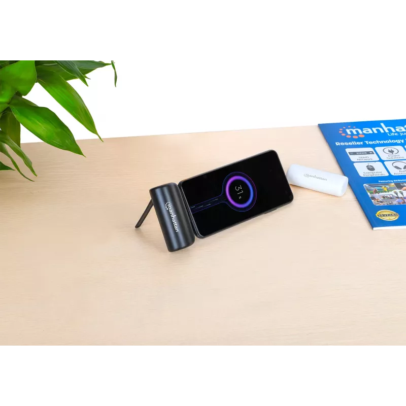 Manhattan Powerbank mit integriertem USB-C-Stecker, 5000 mAh, bis zu 10 W Ausgangsleistung, Aufstellständer zur Nutzung als Lade-Handyhalterung, Schwarz, Ein Jahr Garantie