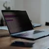 StarTech.com 17 Zoll 16:10 Flip-Up Blickschutzfilter mit Touch, Blendschutzfilter gegen blaues Licht, Laptop-Monitor-Bildschirmschutzfolie, +/- 30° Blickwinkel