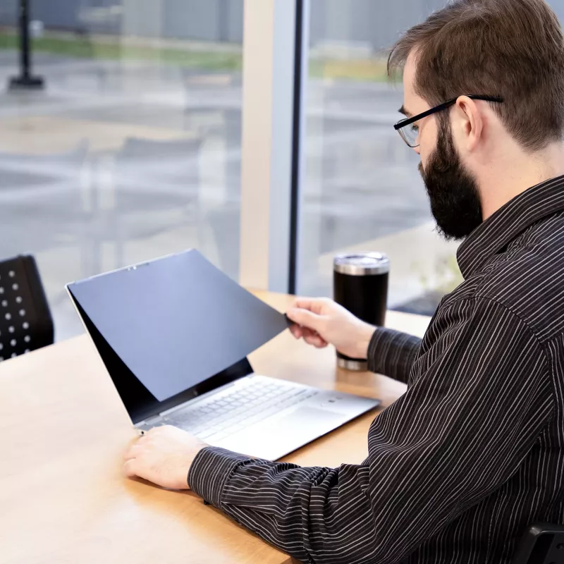 StarTech.com 14 Zoll 16:9 Flip-Over-Blickschutzfolie mit Touch, blendfreier Filter, Laptop-Monitor-Bildschirmschutz mit 51 % Blaulichtreduzierung