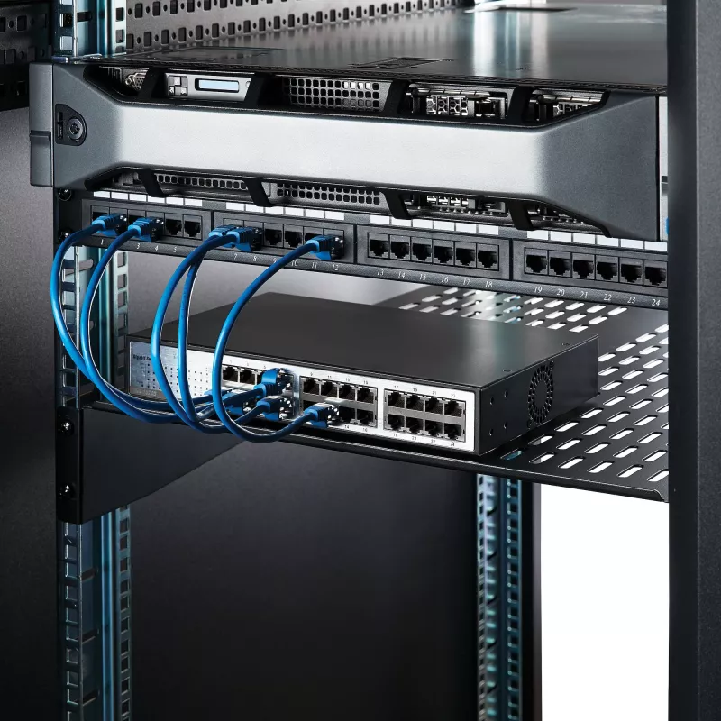 StarTech.com 2U Server-Rack-Einlegeboden – universelle belüftete Rack-Montage-Auslegerplatte für 19-Zoll-Netzwerkgeräterack und -schrank – robuste Stahlausführung – Tragfähigkeit 23 kg – 55,9 cm tiefer Boden, schwarz