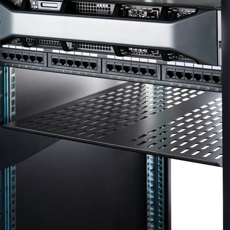 StarTech.com 2U Server-Rack-Einlegeboden – universelle belüftete Rack-Montage-Auslegerplatte für 19-Zoll-Netzwerkgeräterack und -schrank – robuste Stahlausführung – Tragfähigkeit 23 kg – 55,9 cm tiefer Boden, schwarz